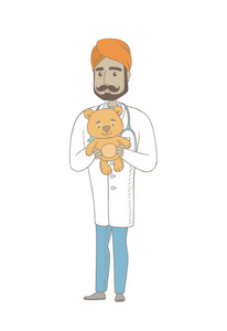 年轻的印度儿科医生抱着玩具熊