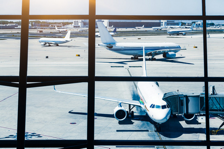 航空公司的飞机准备旅客请登机图片