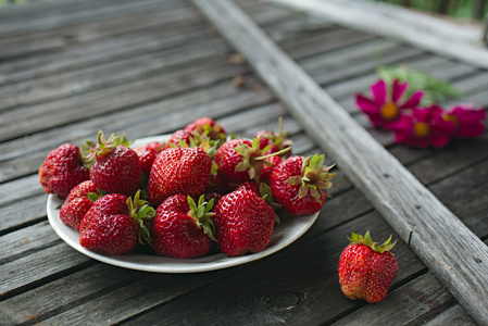 草莓在木制背景板