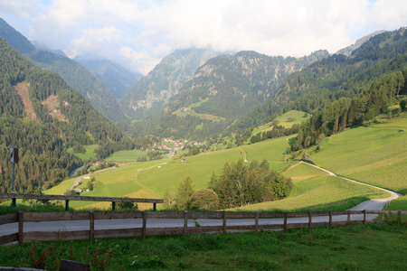 与高山村庄欣特比希尔全景 国家旅游局普雷格拉滕是 Grossvenediger 和山脉，奥地利