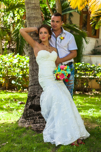年轻夫妇在棕榈树的背景图片