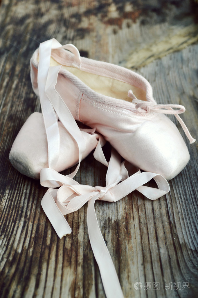 老戴粉红色的足尖鞋芭蕾舞