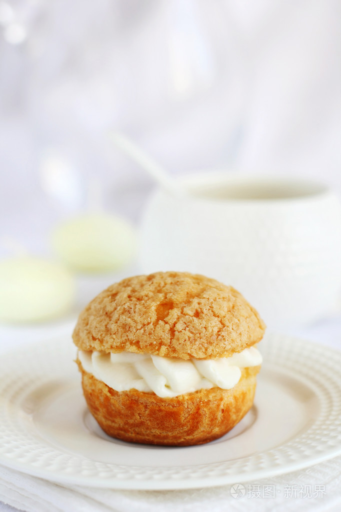 塞满了白色背景上的奶油泡芙照片-正版商用图片0dhrcl-摄图新视界