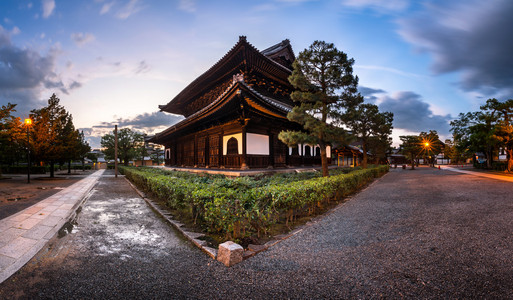 晚上，在京都最古老的禅宗寺庙建仁寺寺