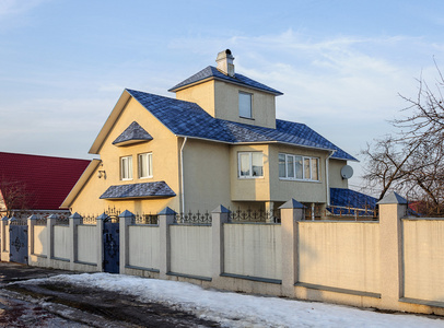 用蓝色屋顶的现代两层小屋。