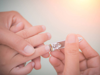 波光粼粼剪指甲图片