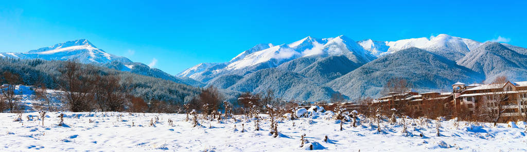 索非亚的房屋和雪山全景，保加利亚