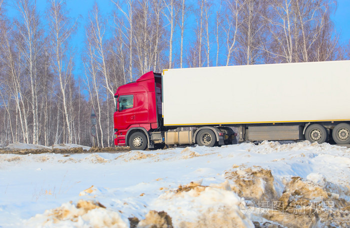 在冬天雪公路卡车去