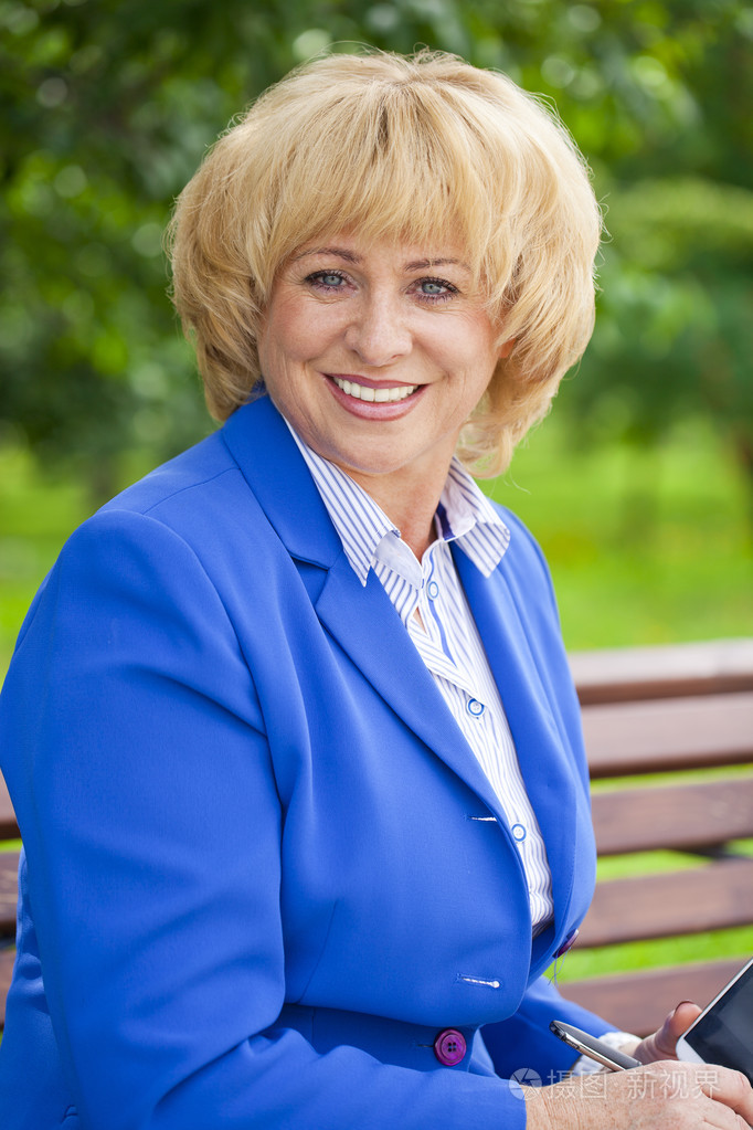 一位穿着蓝色夹克的老妇人的肖像