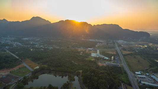 攀牙湾城市上空的阳光