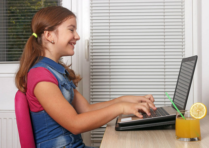 快乐的小女孩玩笔记本电脑