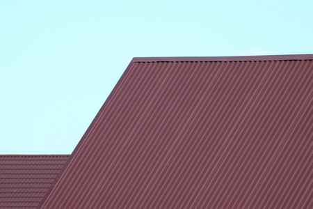屋顶的金属板。现代类型的屋面材料