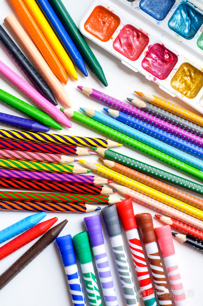 彩色的铅笔, 蜡笔, 标记和白色背景上的油漆