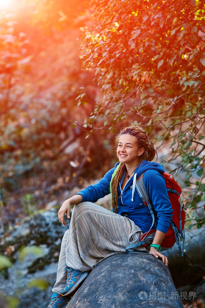女人在美丽的森林徒步旅行照片-正版商用图片0di52n-摄图新视界