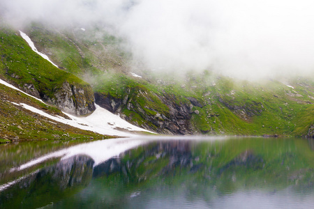 与雪 Fagaras 山 Balea 湖岸上的田园视图