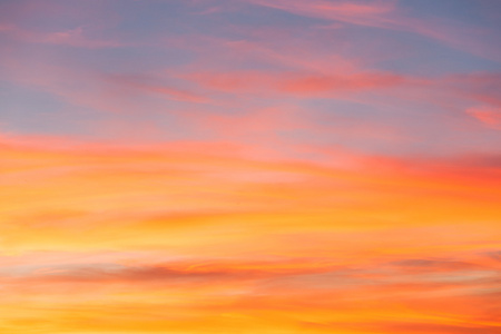 清晰的橙色和蓝色的夕阳的天空