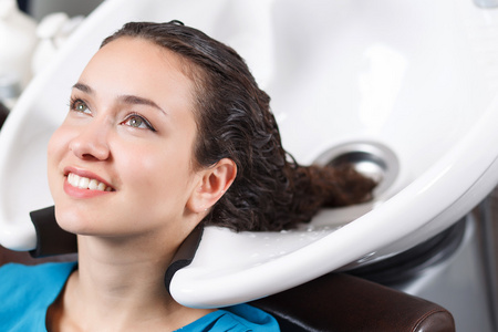 女士洗头图片-女士洗头素材-女士洗头插画-摄图新视界