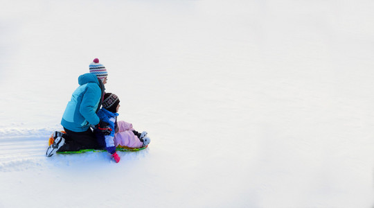 孩子们玩雪橇落雪山上雪橇速度快