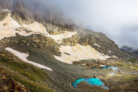 高加索山边坡在雾里