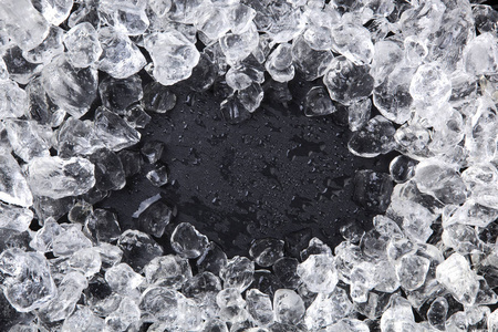 被击碎冰在黑色背景上的框架。复制空间 顶视图