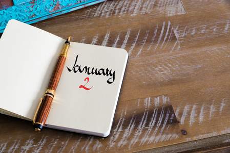 1 月 2 日在笔记本上手写的日历天