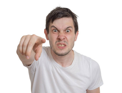 愤怒的年轻人指向你.孤立对白色黑色照片