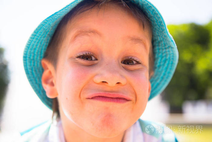 搞笑的表情的小男孩