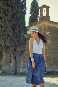 在意大利的一个小镇的旅游女人图片