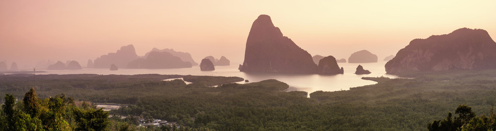 全景视图的石灰岩山地和攀牙府湾安达曼海