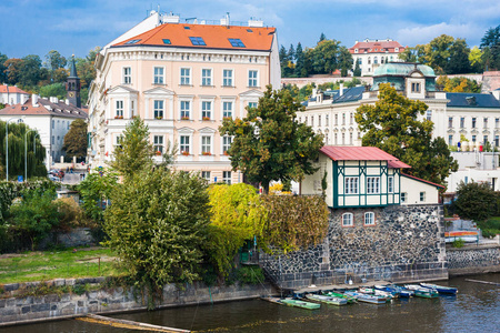 如画的风景旧城与古代建筑和河河岸的伏尔塔瓦河河夏季，布拉格，捷克共和国