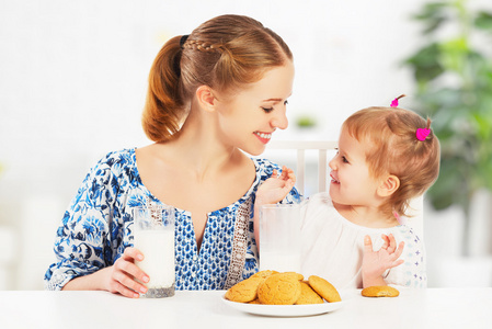 快乐家庭母亲和女儿女婴在早餐 饼干