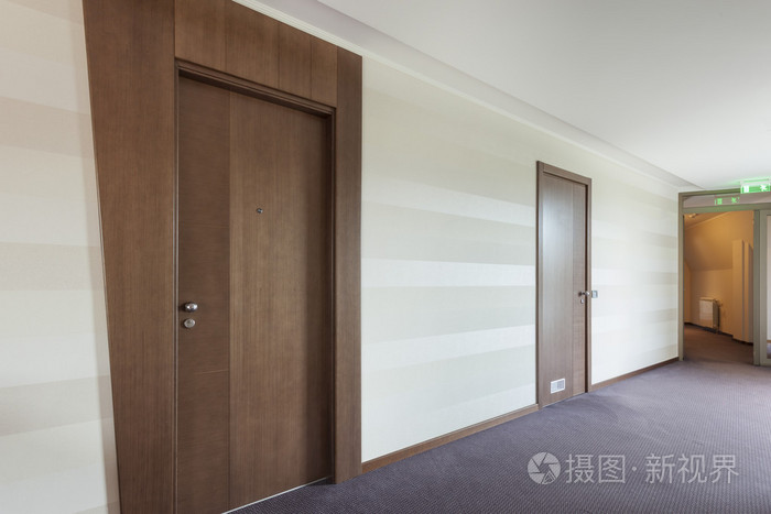 楼的走廊上有两个门