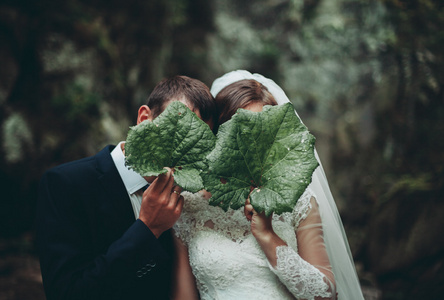 美丽的婚礼夫妻两人在石头山上风景在河上