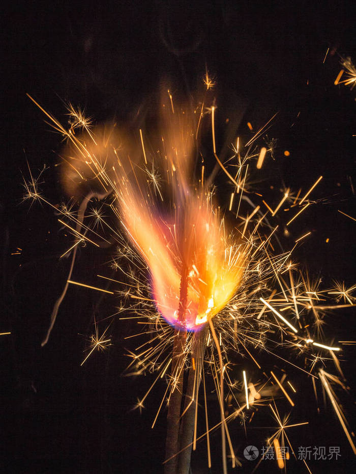 亮的火花的烟火照片-正版商用图片0dim2u-摄图新视界