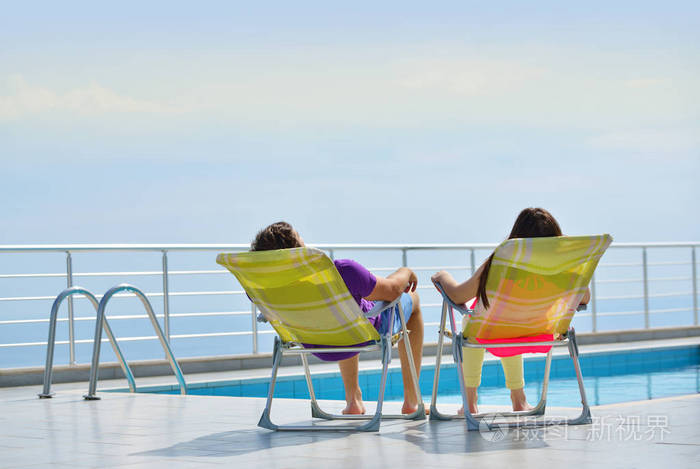 休息在游泳池附近的年轻夫妇