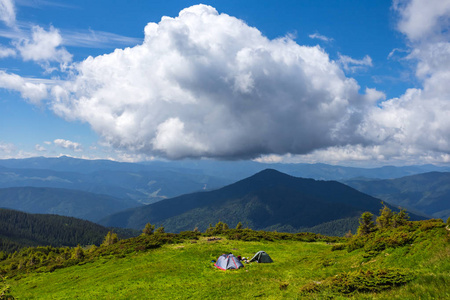 旅游营地之间下一团巨大的绿色山脉