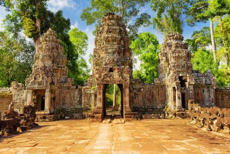 进入神秘的普雷哈汗神庙。 柬埔寨吴哥