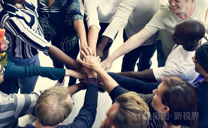 商界人士在一起手牵手