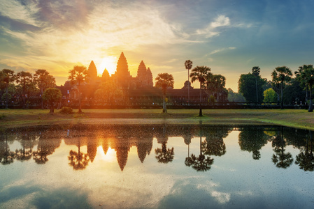 神秘的古代在黎明时，柬埔寨的吴哥窟塔