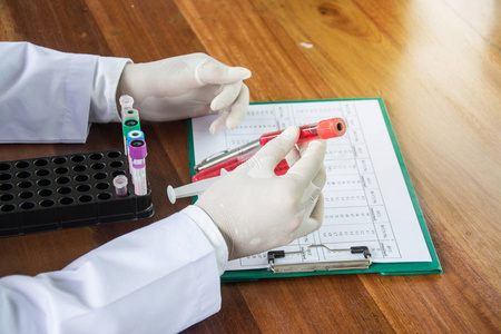 科学家研究在临床实验室的测试管照片