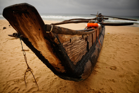 在沙滩上的木制渔船
