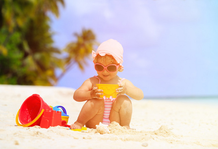 可爱的小女孩，在沙滩上玩沙子