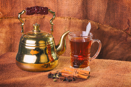 在桌子上的阿拉伯风格的茶图片