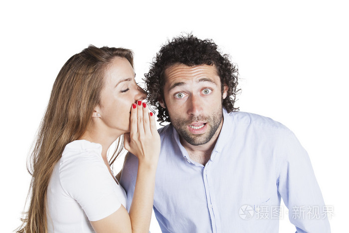 女人在男人的耳边耳语