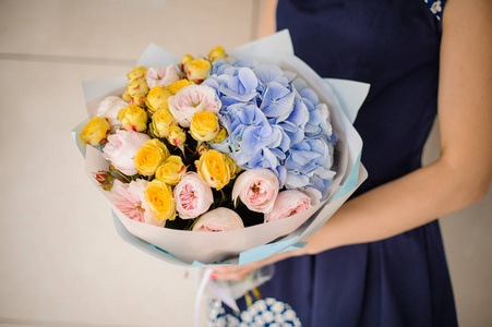 漂亮的花束，在花店手中的花朵