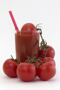 西红柿和果汁的特写