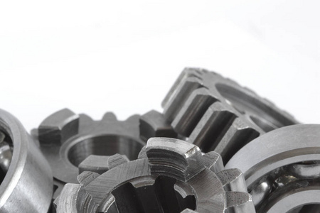 齿轮和轴承在白色的背景照片