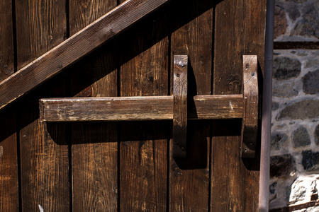 旧木门与木闩锁图片