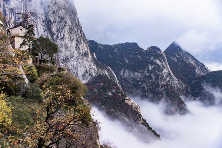 华山。中国最高的五座圣山, 被称为 西山, 以陡峭的小路令人叹为观止的悬崖狭窄的通道和壮观的风景而闻名