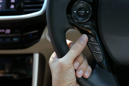 在汽车中使用无线扬声器控制移动电话的人驱动程序